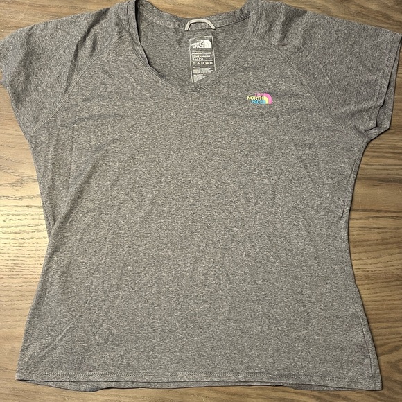 The North Face Women's Reaxion Amp V-Neck T-Shirt x TWO - Picture 4 of 13